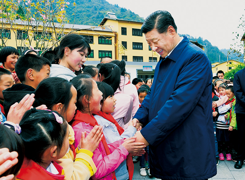 2019年4月15日至17日，中共中央總書記、國家主席、中央軍委主席習(xí)近平在重慶考察，并主持召開解決“兩不愁三保障”突出問題座談會(huì)。這是4月15日下午，習(xí)近平在石柱土家族自治縣中益鄉(xiāng)小學(xué)同學(xué)生們親切交談，詢問他們學(xué)習(xí)和生活情況。 