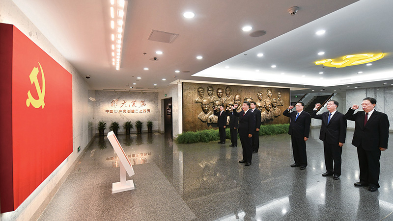 2017年10月31日，中共中央總書記、國(guó)家主席、中央軍委主席習(xí)近平帶領(lǐng)中共中央政治局常委李克強(qiáng)、栗戰(zhàn)書、汪洋、王滬寧、趙樂際、韓正，瞻仰上海中共一大會(huì)址和浙江嘉興南湖紅船。這是31日上午，在上海中共一大會(huì)址紀(jì)念館，習(xí)近平帶領(lǐng)其他中共中央政治局常委同志一起重溫入黨誓詞。 