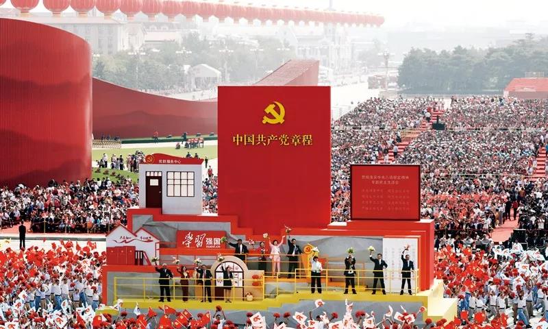 2019年10月1日上午，慶祝中華人民共和國成立70周年大會在北京天安門廣場隆重舉行。這是群眾游行中的“從嚴治黨”方陣。新華社記者 蘭紅光/攝