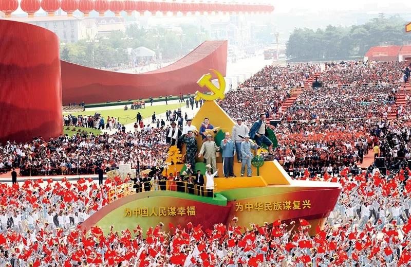 2019年10月1日上午，慶祝中華人民共和國成立70周年大會在北京天安門廣場隆重舉行。這是群眾游行中的“不忘初心”方陣。新華社記者 蘭紅光/攝