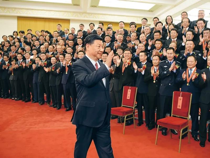 2019年6月25日，黨和國家領導人習近平、李克強、王滬寧等在北京人民大會堂會見第九屆全國“人民滿意的公務員”和“人民滿意的公務員集體”受表彰代表。新華社記者 李學仁/攝